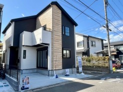 前面道路が6mで角地の開放的なお家です！