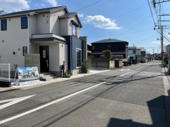 交通量が少なく広々とした道路です。