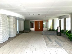 重厚感のあるかっこいいエントランスです。