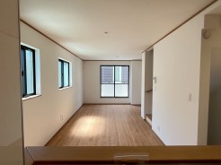 キッチンから奥まで見渡せるリビングと小さなお子さんがいても安心な対面キッチンです。