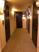 共用廊下を屋内に配置したホテルライクな共用空間