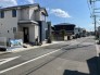 交通量が少なく広々とした道路です。